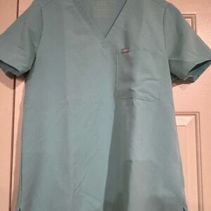 Figs Scrubs Women's SEAGLASS Catarina top, Kade Cargo bottom